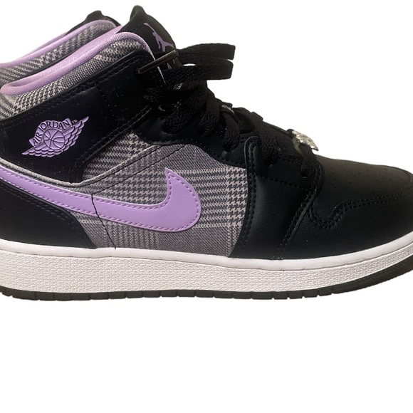 Nike Air Jordan 1 mid black/lilac/white LIKE NEW in BOX! Woman’s size 7. Kid 5.5 - Picture 10 of 10